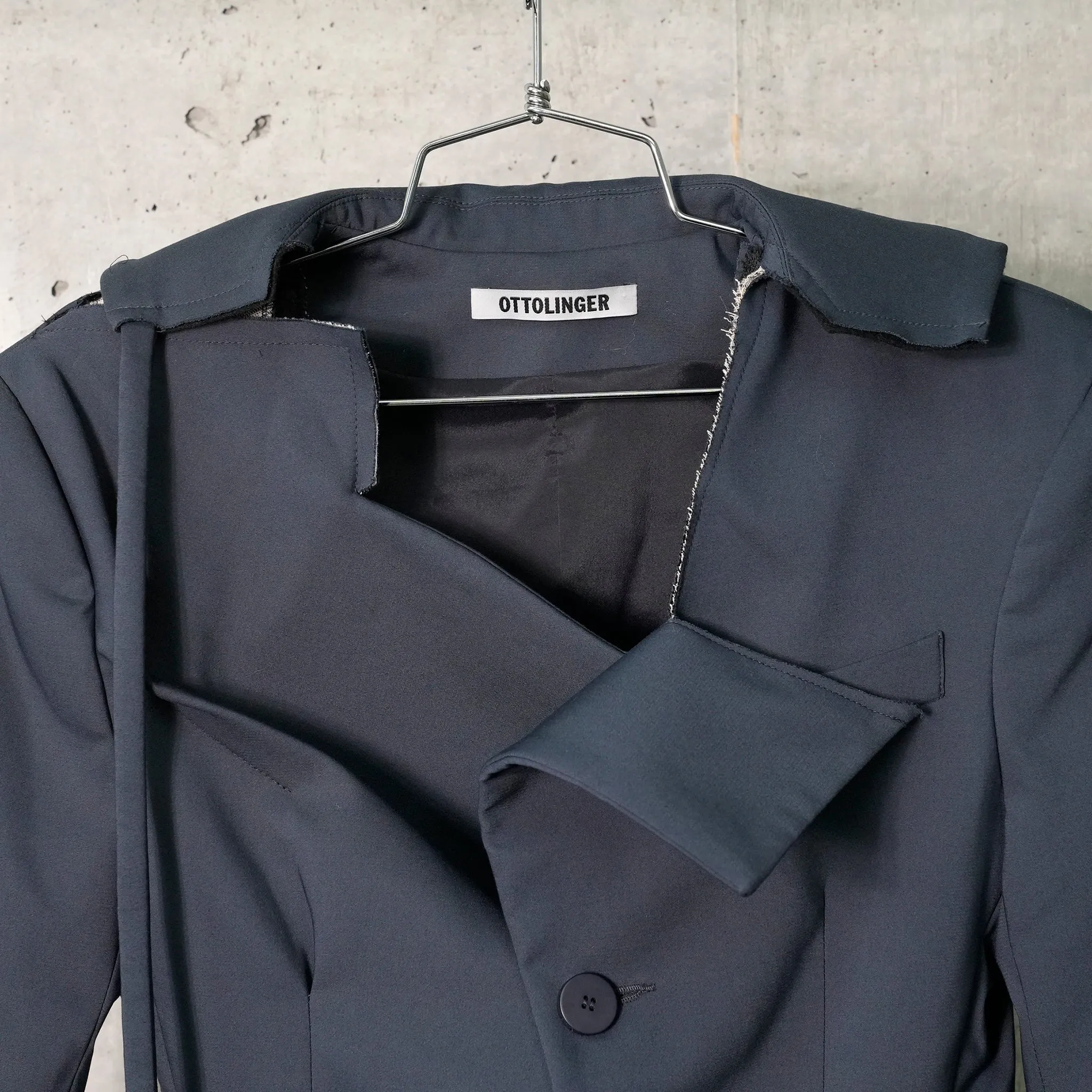 OFF-SHOULDER BLAZER / DARK BLUE