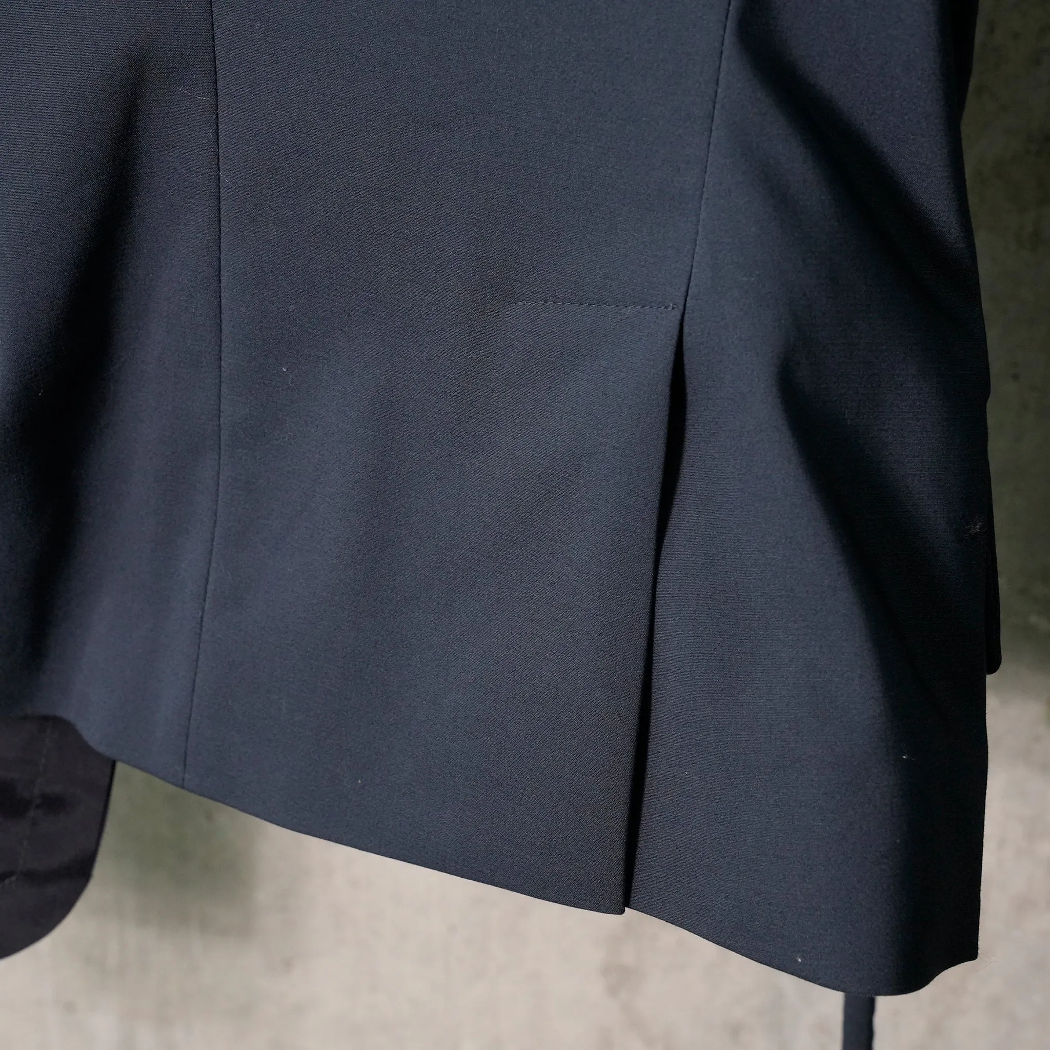 OFF-SHOULDER BLAZER / DARK BLUE