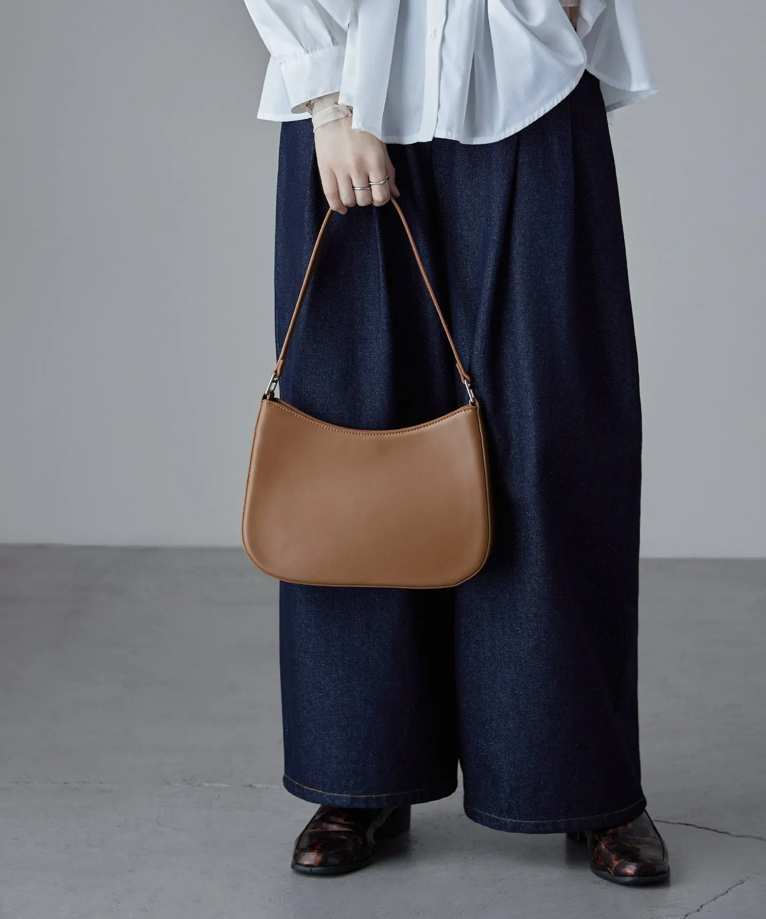 Round form one handle bag