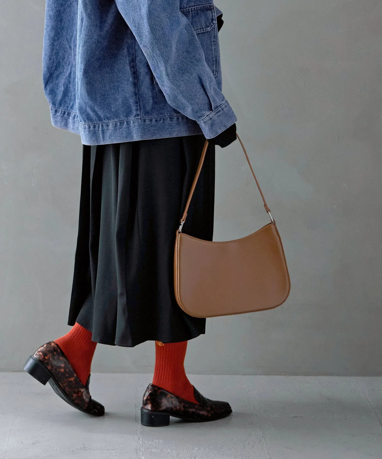 Round form one handle bag