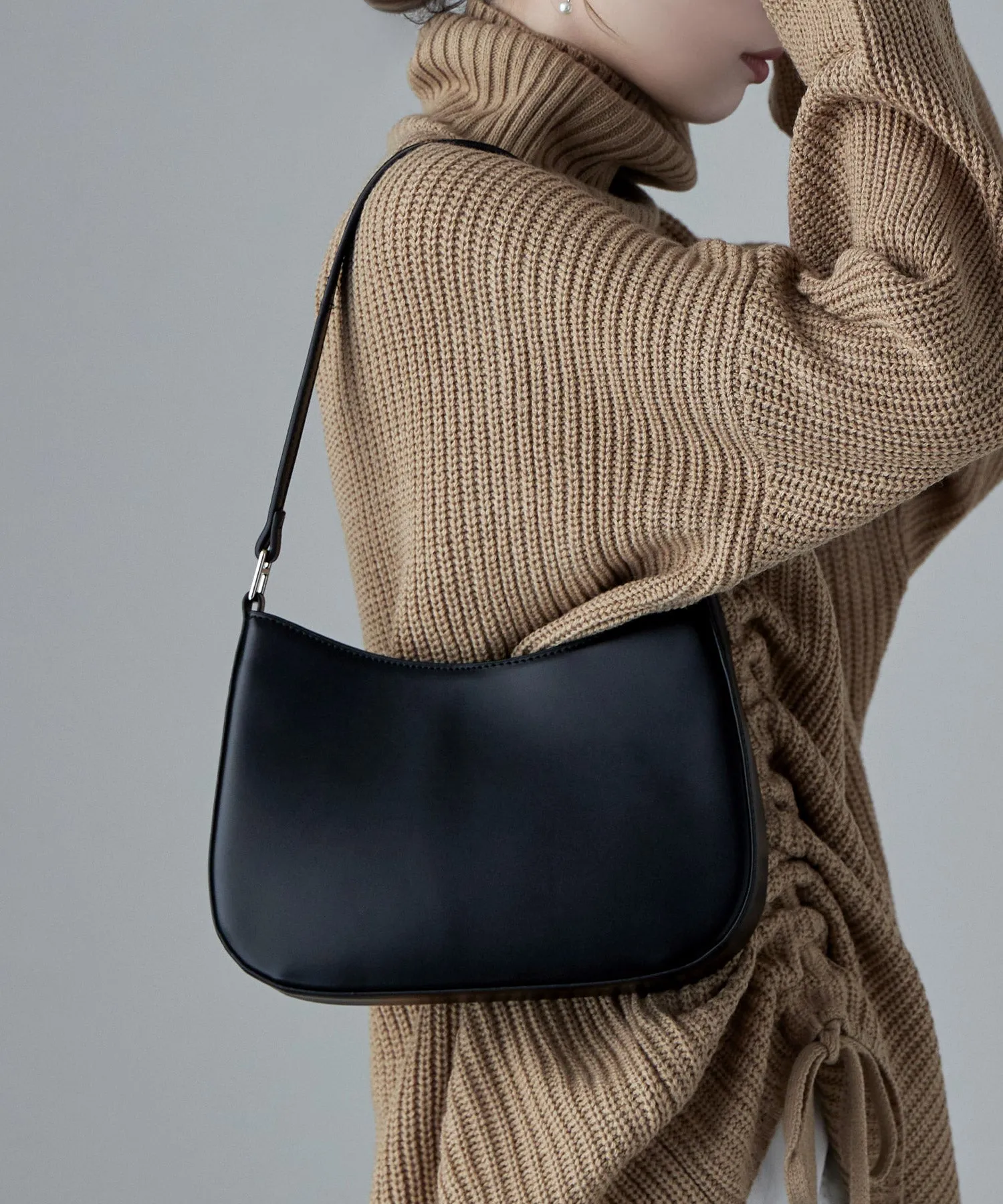 Round form one handle bag