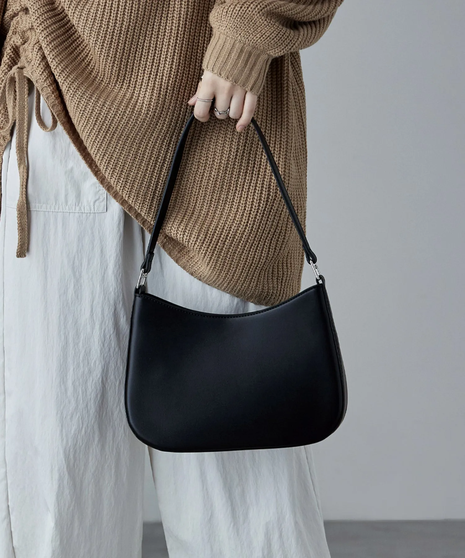 Round form one handle bag
