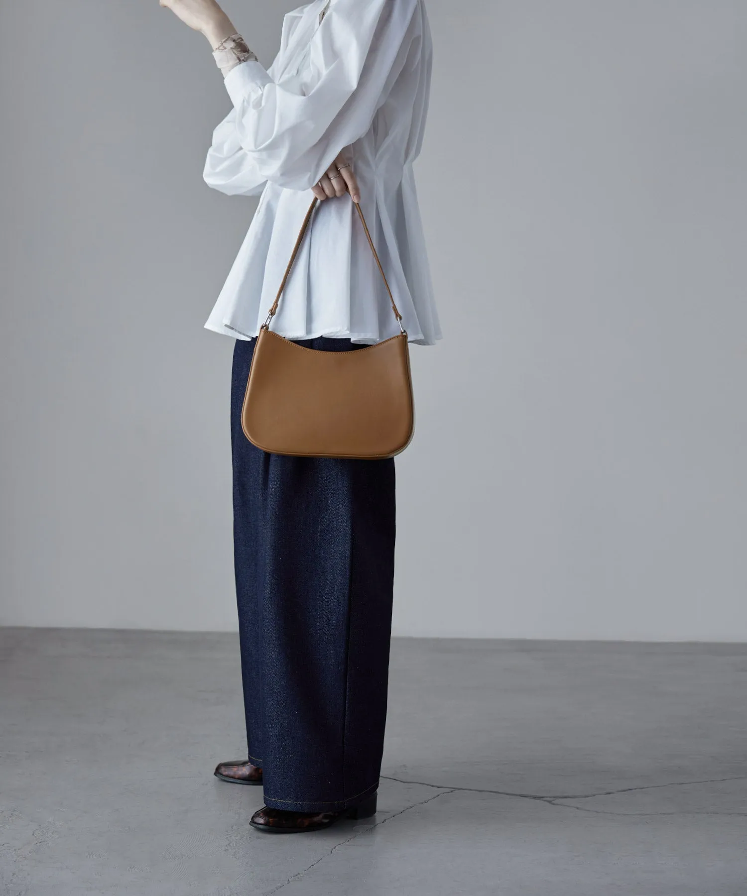 Round form one handle bag