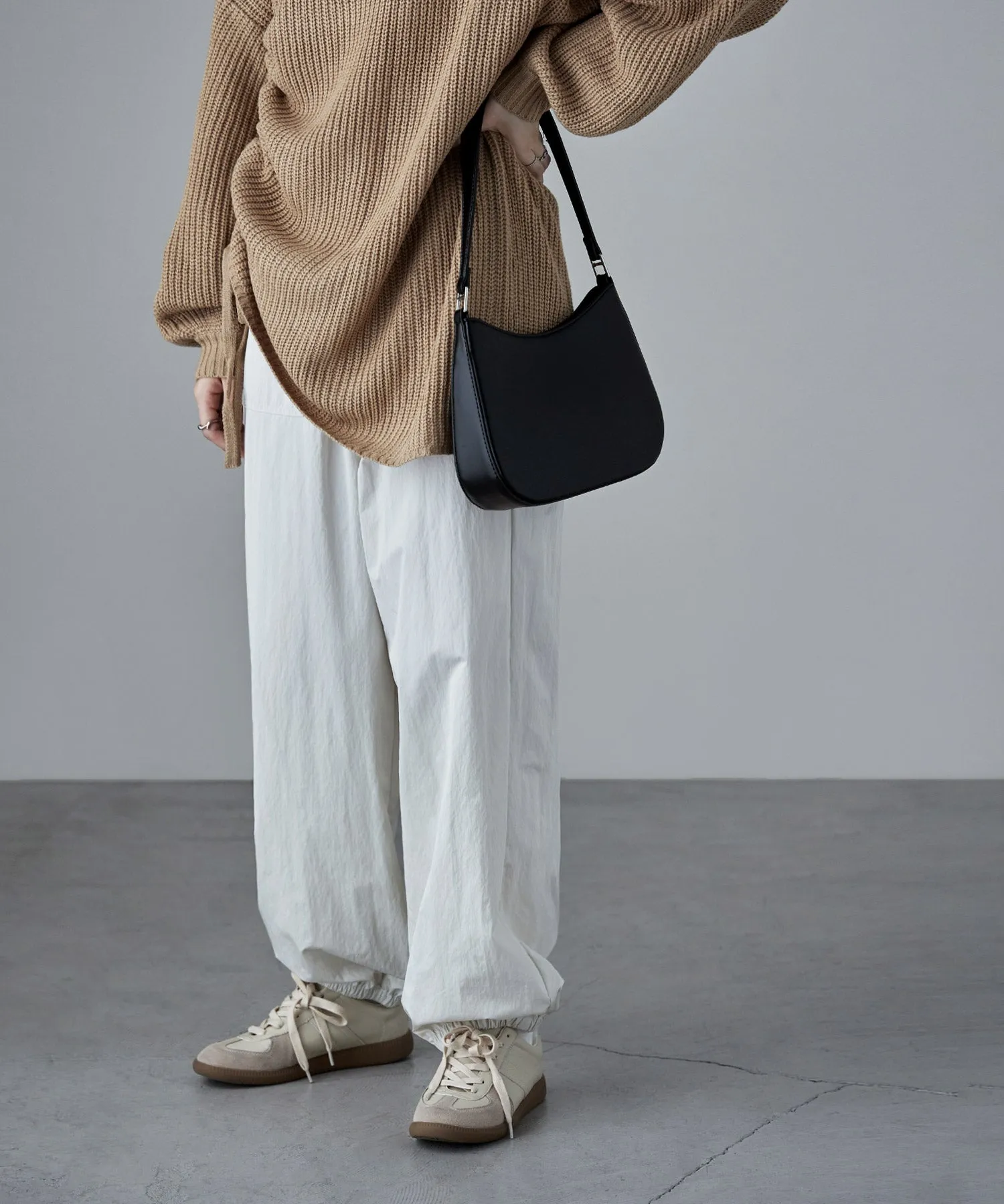 Round form one handle bag