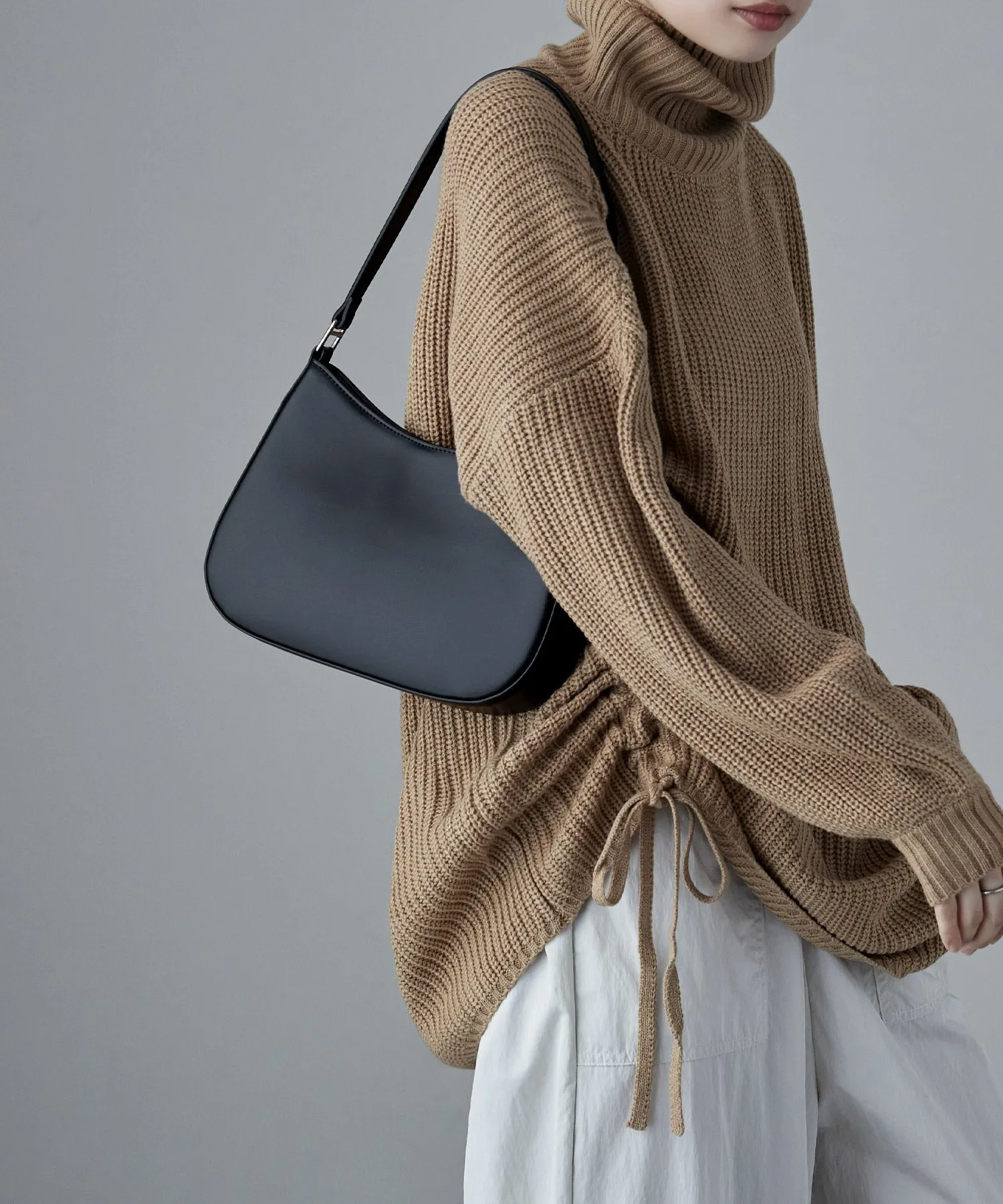 Round form one handle bag