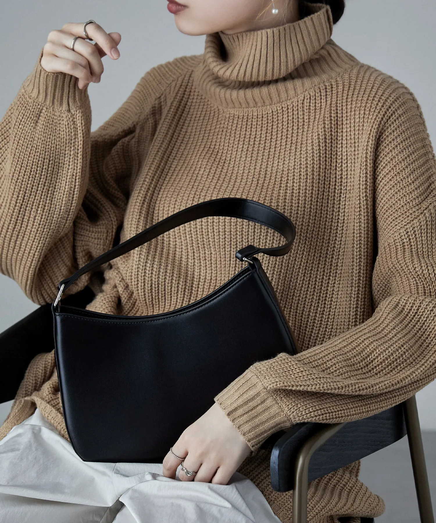 Round form one handle bag
