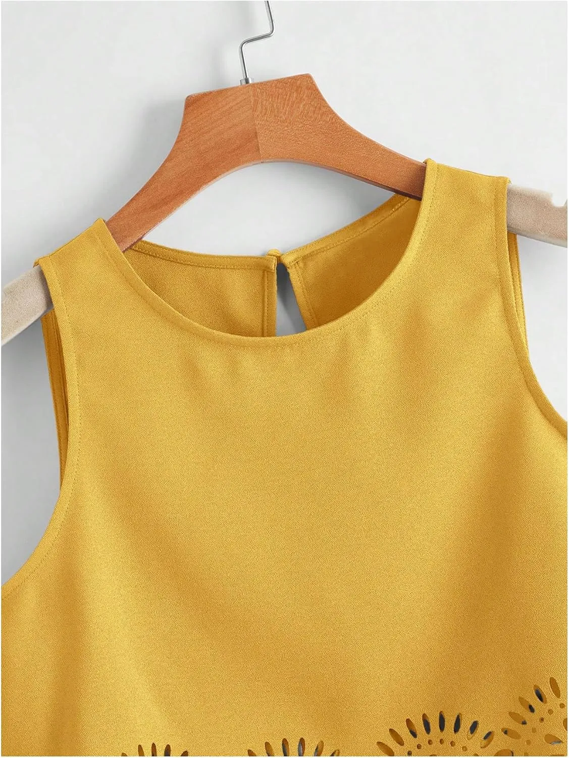 SOLY HUX Women's Summer Tank Tops Hollow Out Scallop Trim Sleeveless Vest Crop Top